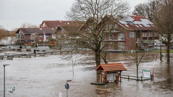 Das Hochwasser der Weser steht an einem Sportboothafen vor einem Hotel in Achim. © dpa 