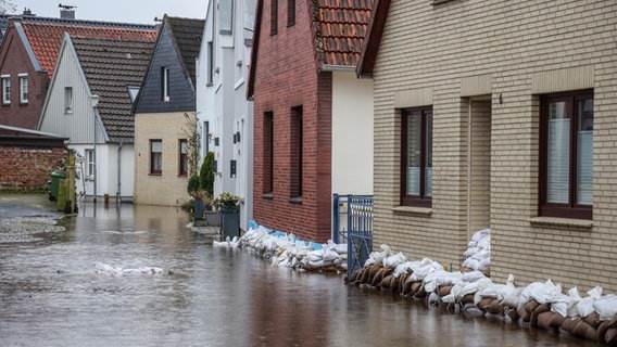 Das Hochwasser der Aller steht noch in einer Straße in der Altstadt von Verden. © dpa 