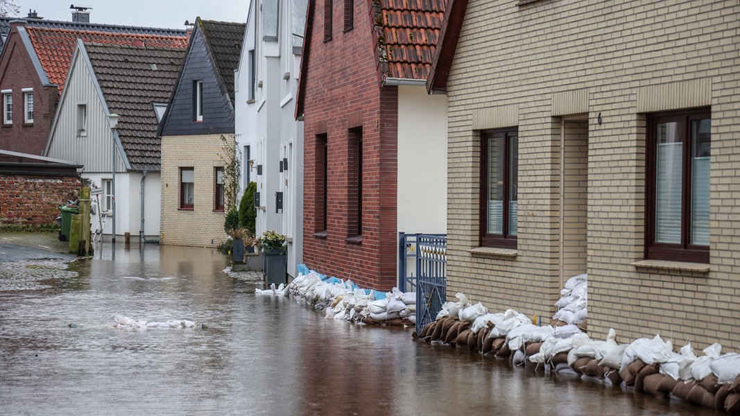 Das Hochwasser der Aller steht noch in einer Straße in der Altstadt von Verden.