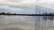Die Fußballplätze in Hannover sind durch das Hochwasser überflutet worden. © NDR Foto: Josy Wübben