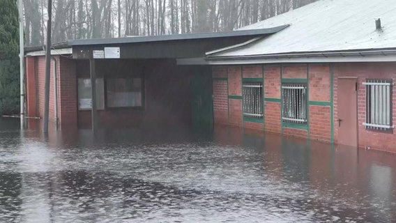 Regen fällt im Hochwassergebiet in Lilienthal. © NonstopNews 