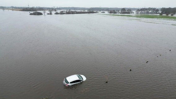 Ein Auto steckt in Laatzen im Hochwassergebiet fest. © TeleNewsNetwork 
