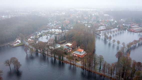 Eine Luftaufnahme zeigt das Hochwasser in Lilienthal. © dpa Foto: Sina Schuldt