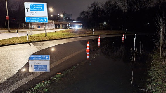 Die Auffahrt Bremen-Vahr zur A27 (Richtung Cuxhaven) ist überschwemmt. © Nord-West-Media TV 