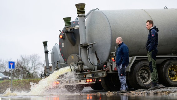 Ein mit Wasser gefülltes Güllefass auf einem Lkw wird entleert. © dpa Bildfunk Foto: Philipp Schulze