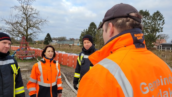 Samtgemeindebürgermeisterin Martina Schümers im Gespräch mit Einsatzkräften. © NDR Foto: Britta Nareyka