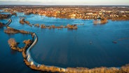 Die Wiesen am Fluss Aller bei Verden sind überflutet. © picture alliance/dpa Foto: Sina Schuldt