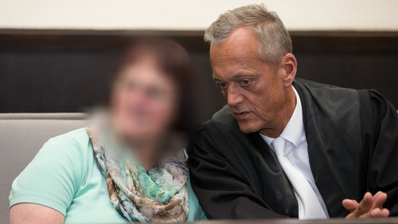 Die Angeklagte Angelika W. (l) sitzt neben ihrem Verteidiger Peter Wüller (r) in einem Saal des Landgerichts.  Foto: Friso Gentsch