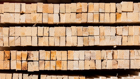 Holzlatten liegen gestapelt aufeinander. © Picture Alliance Foto: Rolf Vennenbernd
