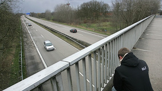 Nach dem Holzklotz-Anschlag bei Oldenburg, filmt ein TV-Reporter von der Brücke die Autobahn A29 nahe dem Oldenburger-Kreuz. © dpa Foto: Ingo Wagner
