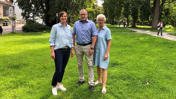 Anja Beineke, Jens Ebert und Elke Briese von der Bürgerinitiative "PRO HOCHSCHULE" in einem Park in Holzminden. Anja Beineke, Jens Ebert und Elke Briese von der Bürgerinitiative "PRO HOCHSCHULE" in einem Park in Holzminden. © NDR Foto: Wilhelm Purk
