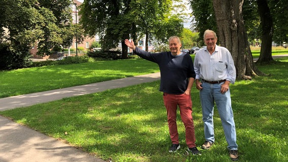 Ratsherr Peter Ruhwedel (Grüne) und der Parkanwohner Christian Kaufmann posieren in einem Park für ein Foto. Ratsherr Peter Ruhwedel (Grüne) und der Parkanwohner Christian Kaufmann posieren in einem Park für ein Foto. © NDR Foto: Wilhelm Purk