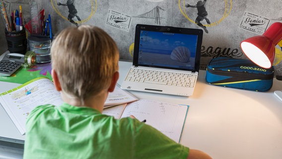 Ein Schüler lernt zuhause vor einem Laptop. © picture alliance/HMB Media/Oliver Mueller Foto: Oliver Mueller