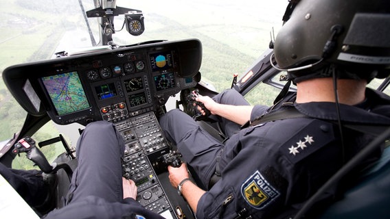 Blick aus einem Cockpit eines Polizei-Hubschraubers. © Bundespolizeiinspektion Hannover 