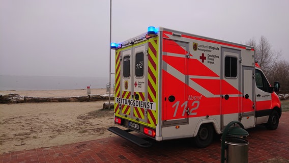 Rettungswagen auf dem Deich in Hüde am Dümmer See © Feuerwehr Hüde-Marl Foto: Feuerwehr Hüde-Marl