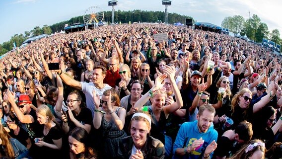 Festivalbesucher hören sich auf dem Hurricane Festival in Scheeßel das Konzert des deutschen Sängers Axel Bosse an (Aufnahme mit Fisheye-Objektiv). © picture alliance/dpa | Hauke-Christian Dittrich Foto: Hauke-Christian Dittrich