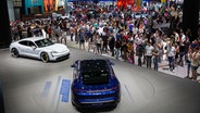 Auf der IAA Pkw sind viele Menschen zu sehen, die sich Pkw ansehen. © IAA 
