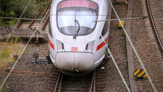 Ein Intercity-Zug fährt in einen Bahnhof ein. © picture alliance / Maximilian Koch Foto: Maximilian Koch