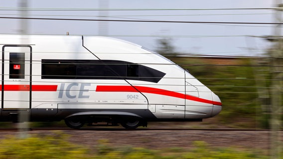 An ICE train from Deutsche Bahn drives on a track.  © picture alliance/Panama Pictures/Christoph Hardt Photo: Christoph Hardt
