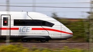 Ein ICE der Deutschen Bahn fährt auf einem Gleis. © picture alliance/Panama Pictures/Christoph Hardt Foto: Christoph Hardt