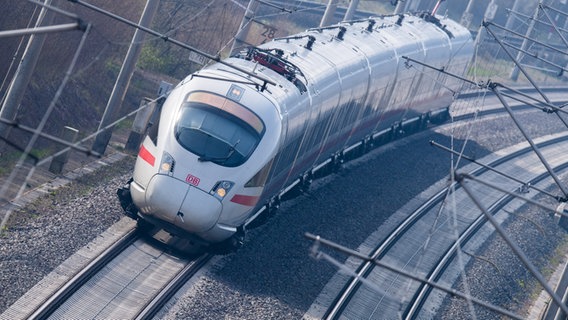 Ein ICE der Deutschen Bahn fährt auf Schienen. © picture alliance/dpa/Julian Stratenschulte Foto: Julian Stratenschulte
