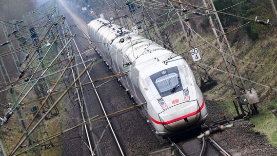 Ein ICE fährt auf der Bahntrasse zwischen Hannover und Hamburg. © picture alliance/dpa | Julian Stratenschulte Foto: Julian Stratenschulte