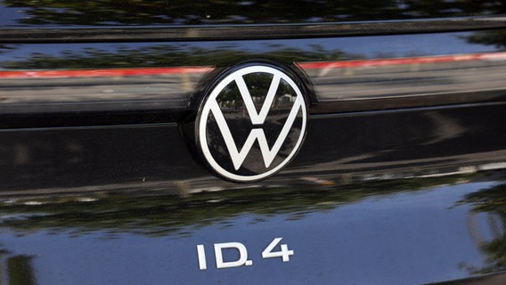Das VW-Logo ist auf der Heckklappe eines ID.4 zu sehen. © dpa -picture alliance Foto: Snowfield Photography