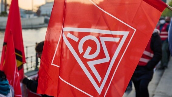 Eine Fahne der IG Metall weht. © picture alliance/dpa Foto: Annette Riedl