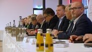 Vertreter der IG Metall sitzen für Tarifverhandlungen an einem Tisch. © NDR 
