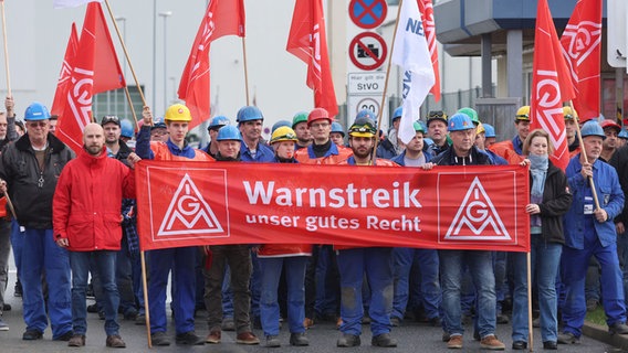 Beschäftigte von Caterpillar Motoren, Neptun Werft und SEAR GmbH haben sich zu einem Warnstreik der IG Metall eingefunden  (Mecklenburg-Vorpommern). © dpa Foto: Bernd Wüstneck