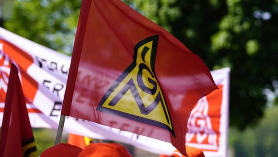 Auf einer roten Flagge ist das Logo "IGM" der Gewerkschaft IG Metall zu sehen. © IG Metall 