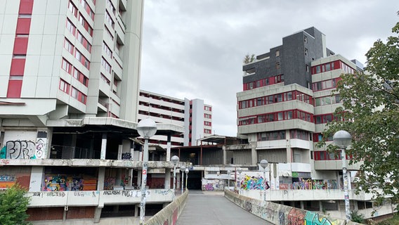 Das marode Ihme-Zentrum in Hannover wartet seit Jahren auf seine Renovierung. © NDR Foto: Julia Henke