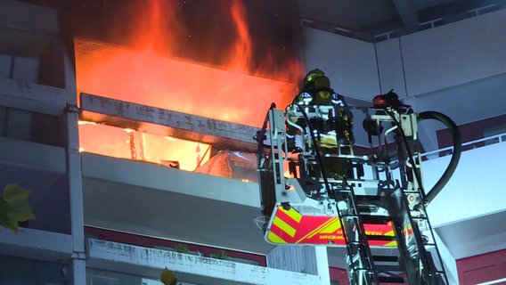 Die Feuerwehr greift einen Wohnungsbrand im Ihmezentrum in Hannover mit einer Drehleiter an. © TNN TelenewsNetwork 