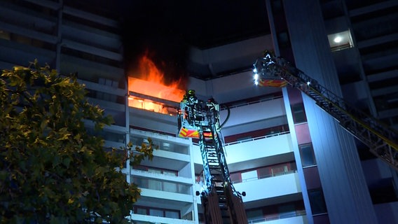 Die Feuerwehr greift einen Wohnungsbrand im Ihmezentrum in Hannover mit einer Drehleiter an. © TeleNewsNetwork 