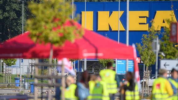 Arbeiter einer Ikea-Filiale streiken gemeinsam mit ver.di vor einem Ikea-Möbelhaus. © picture alliance/dpa/dpa-Zentralbild | Klaus-Dietmar Gabbert Foto: Klaus-Dietmar Gabbert
