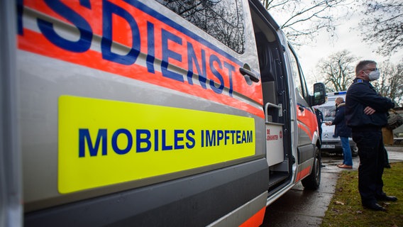 "Mobiles Impfteam" steht auf einem Fahrzeug der Johanniter. © picture alliance Foto: Klaus-Dietmar Gabbert