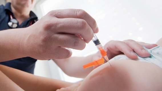 Ein Kinderarzt in Hannover impft ein einjähriges Kind in den Oberschenkel mit dem Impfstoff Priorix. © dpa-Bildfunk Foto: Julian Stratenschulte