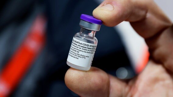 Eine Dose des Covid-19-Impfstoffs von Pfizer-BionTech in einem Glasfläschchen. © Ronny Hartmann/dpa-Zentralbild Pool/dpa Foto: Ronny Hartmann