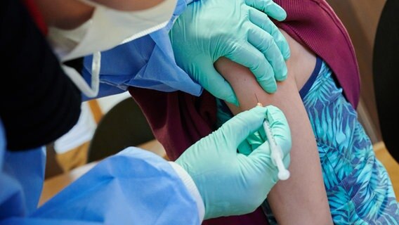 Ein Junge bekommt eine Impfung mit einer Spritze. © picture alliance/dpa Foto: Annette Riedl