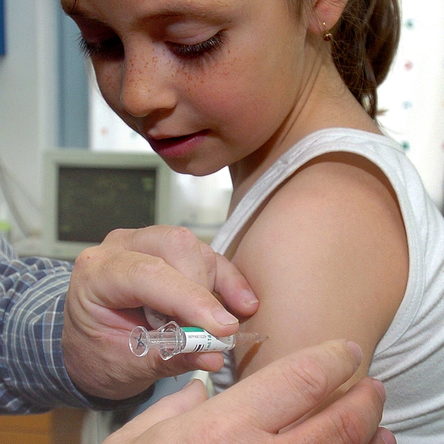 Ein Kind wird von einem Arzt geimpft. © picture alliance/dpa Foto: SVEN SIMON