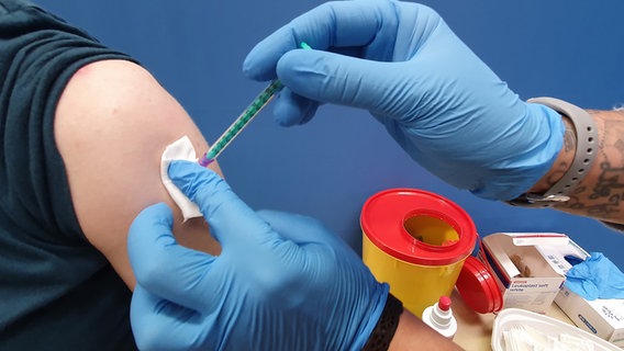 Corona Schutzimpfung mit dem Impfstoff Biontech, Pfizer. © picture alliance / Eibner-Pressefoto | Fleig 