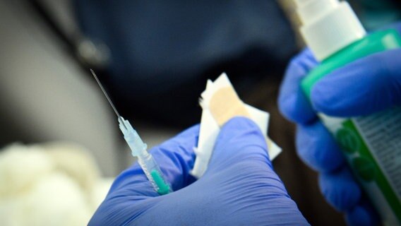 Eine Person bereitet eine Spritze mit Covid-19 Impfstoff vor. © picture alliance/dpa/Soeren Stache Foto: Soeren Stache