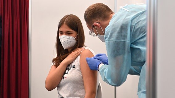 Eine Jugendliche wird gegen Covid-19 geimpft. © picture alliance/SvenSimon/Frank Hoermann Foto: Frank Hoermann