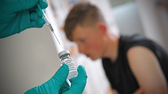 A boy is vaccinated against the coronavirus.  © picture alliance / SvenSimon / Frank Hörmann Photo: Frank Hörmann