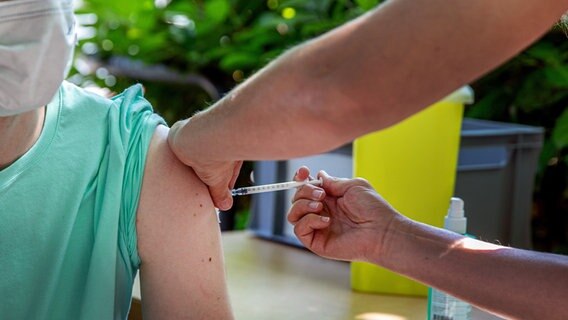 Eine Person wird in einem Zoo gegen das Coronavirus geimpft. © picture alliance/dpa/Malte Krudewig Foto: Malte Krudewig