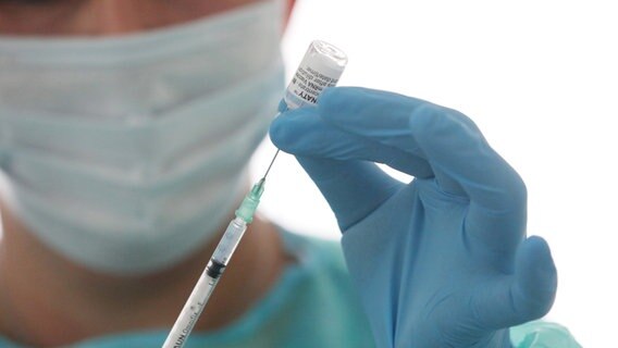 Eine Krankenschwester füllt eine Spritze mit dem Impfstoff von Biontech/Pfizer. © picture alliance/dpa/dpa-Zentralbild 