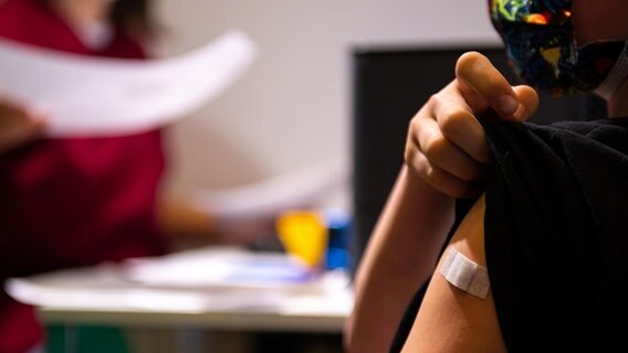 Auf einem Arm klebt ein Pflaster nach einer Impfung. © picture alliance Foto: Lennart Preiss