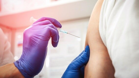 Eine Person wird mit einem Impfstoff gegen Covid-19 geimpft. © picture-alliance Foto: Michael Bihlmayer