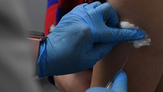 Eine Person wird mit einem Impfstoff gegen Covid-19 geimpft. © picture-alliance Foto:  Alexandr Kryazhev