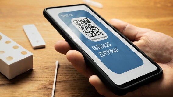 Auf einem Smartphone-Bildschirm ist ein digitales Impfzertifikat zu sehen. © picture alliance/CHROMORANGE | Michael Bihlmayer Foto: Michael Bihlmayer